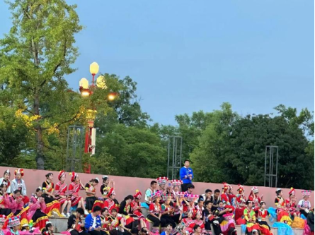 火把节身着盛装的彝族群众在广场 朱现领律师摄.png