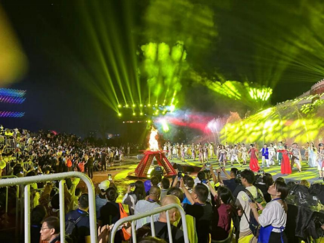 楚雄火把节观众热情洋溢近距离看演出 朱现领律师摄.png