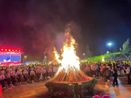 楚雄火把节篝火 朱现领律师拍摄.png