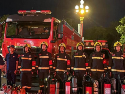 威武的楚雄州消防队员 朱现领律师拍摄.png